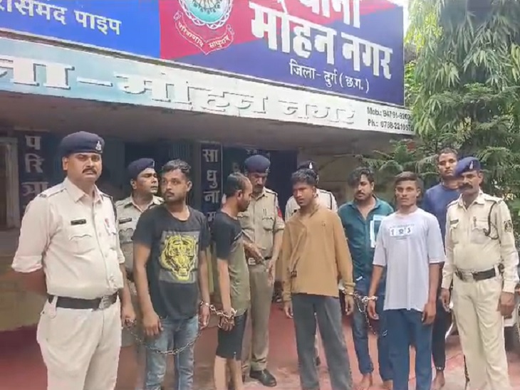 गिरफ्तार आरोपियों का जुलूस निकालने ले जाती पुलिस