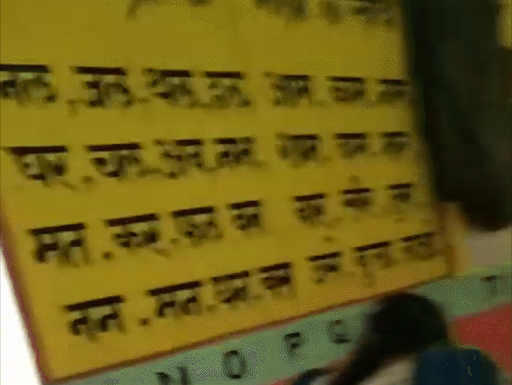 नशे में लूंगी-बनियान में स्कूल पहुंचा हेडमास्टर... जिस समय लूंगी-बनियान पहने हेडमास्टर पहुंचा था तब एक महिला कर्मचारी भी मौजूद थी।