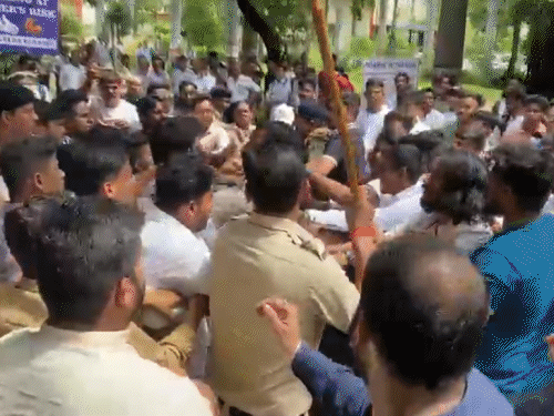 पुलिस के सामने ही ABVP-NSUI कार्यकर्ता भिड़ गए