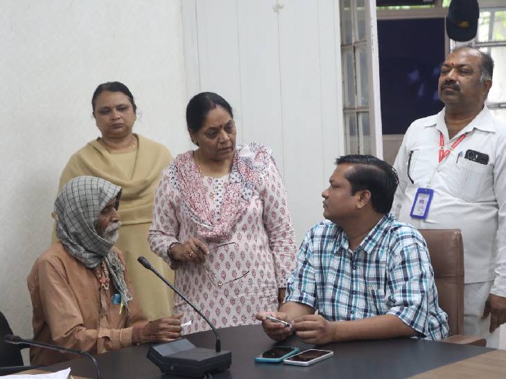 एडीएम अंकुर मेश्राम ने भी पीड़ितों की समस्याएं सुनीं।