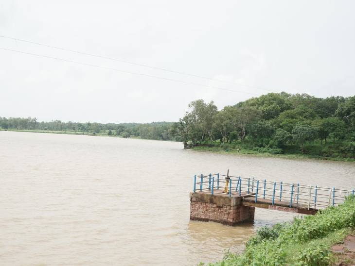 केरवा डैम में पानी का लेवल लगातार बढ़ रहा है।