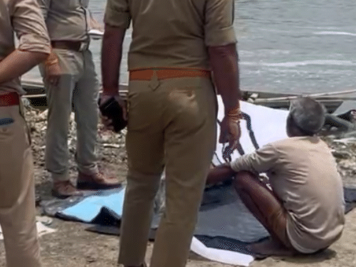 घटनास्थल की जांच करती पुलिस।