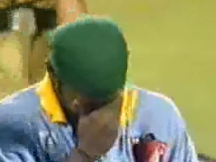 मैच ख़त्म होने के बाद अपराजित रहे कांबली मैदान पर ही फूट-फूटकर रोने लगे.