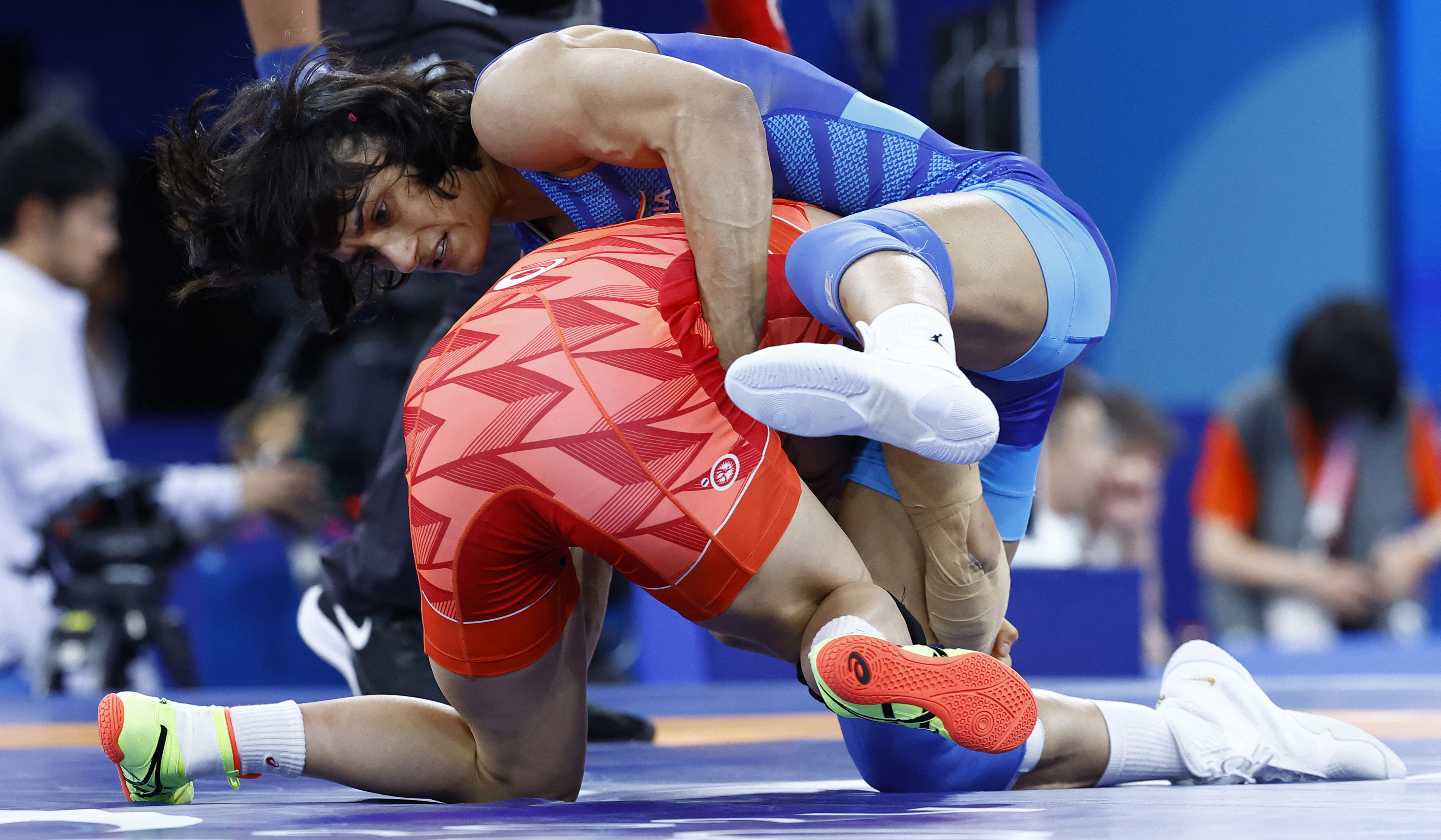 5 मिनट 30 सेकंड तक पिछड़ने के बाद विनेश ने आखिरी 30 सेकंड में आक्रामक रणनीति अपनाई।  चाल काम कर गई और विनेश ने 2 अंक अर्जित कर लिए।