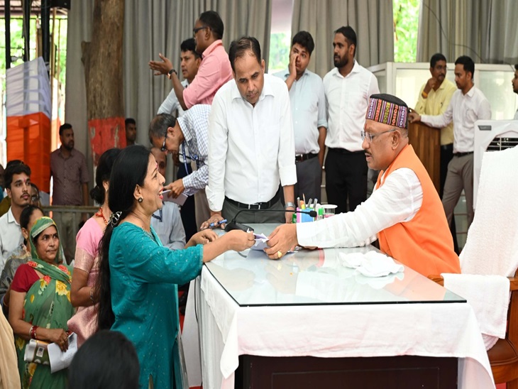 मुख्यमंत्री निवास में जनदर्शन