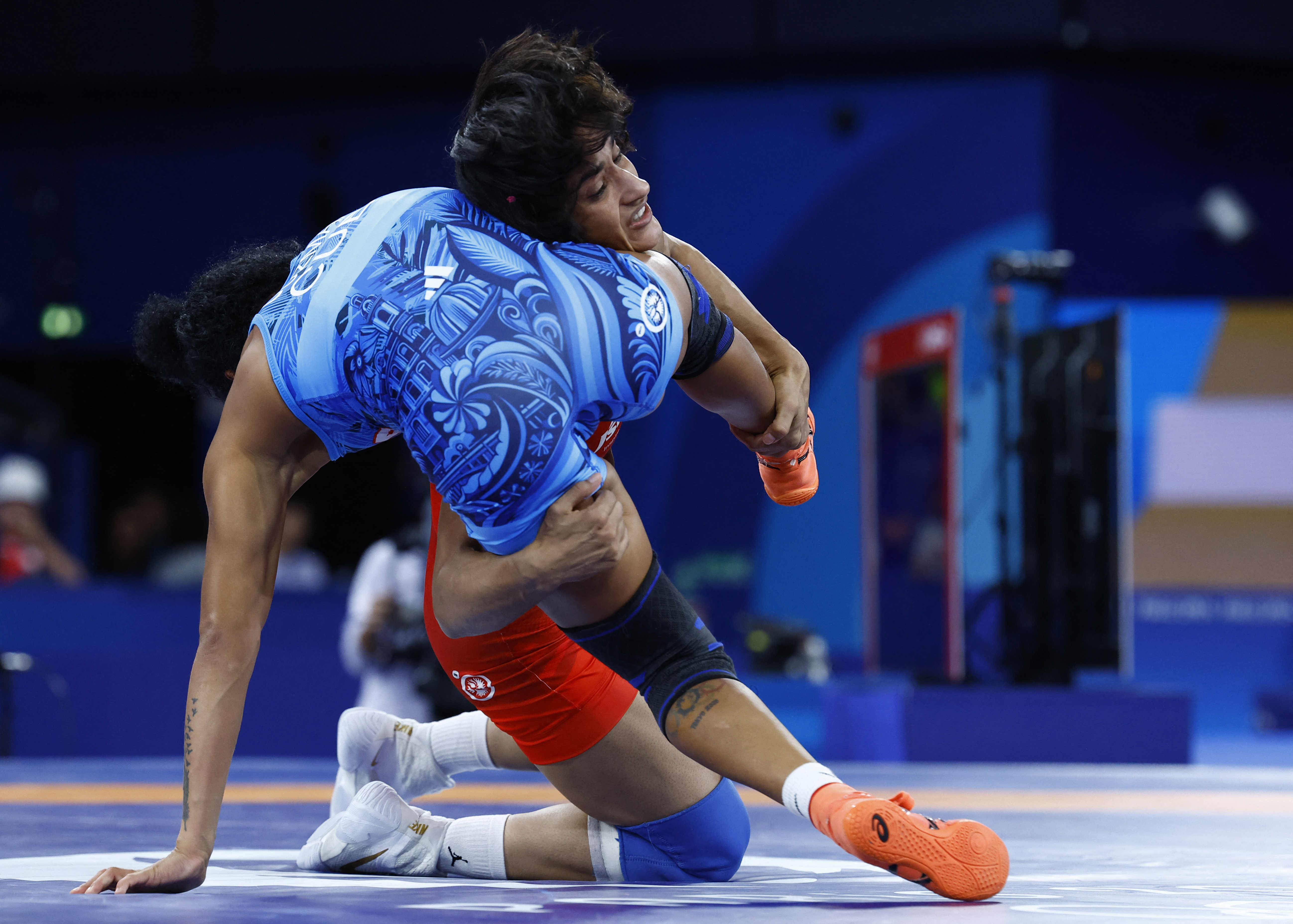 विनेश ने दूसरे राउंड में वापसी की और तेजी से 4 अंक जुटाए।