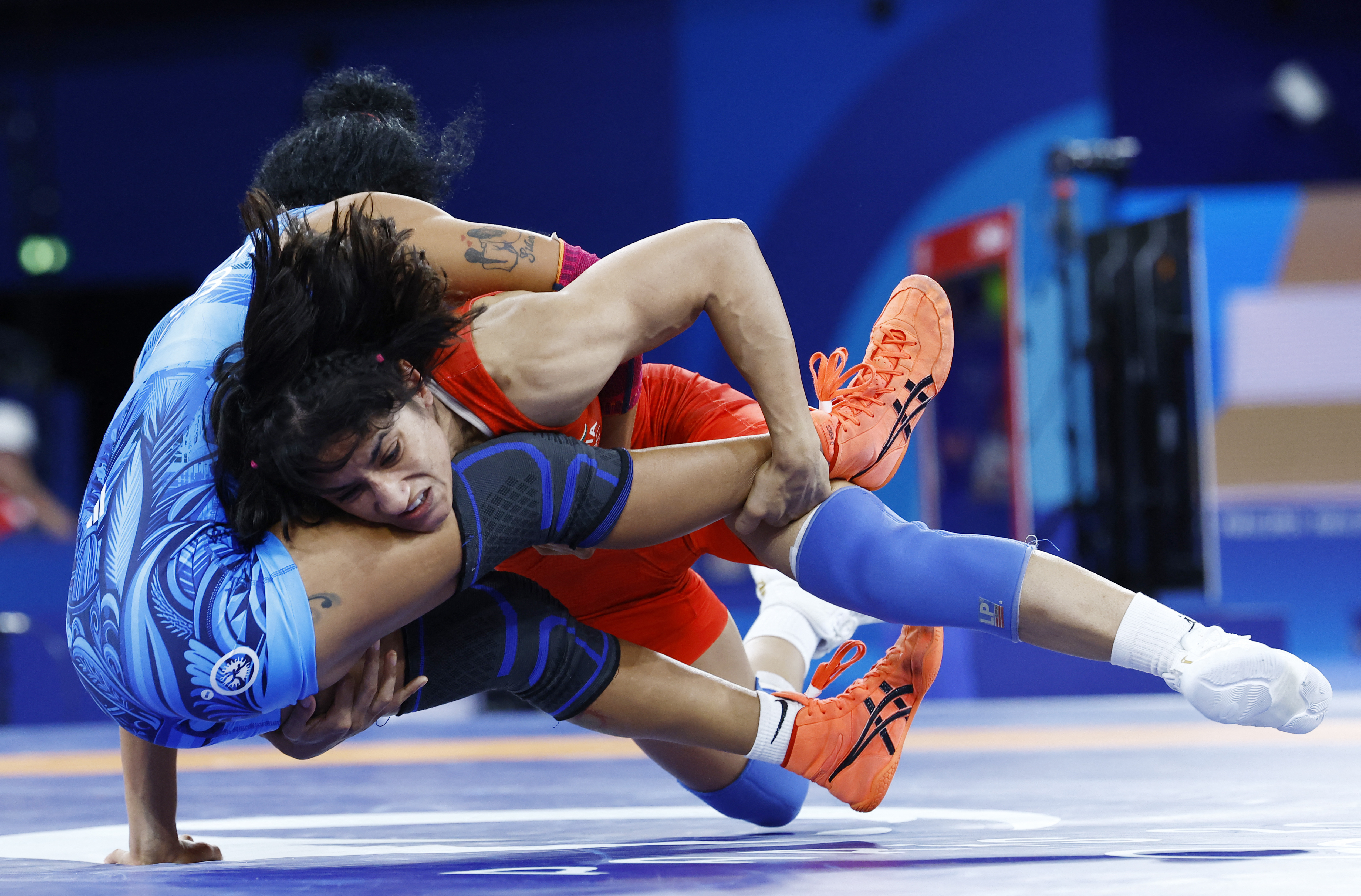 विनेश ने पहले राउंड में सतर्क शुरुआत की.  क्यूबा के फाइटर ने डिफेंस पर जोर दिया, जिसके चलते पहले राउंड में भारत 1-0 से आगे रहा.