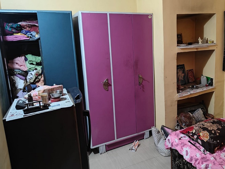 दुर्ग में घर के अंदर खुली आलमारी और बिखरा पड़ा सामान। - Dainik Bhaskar