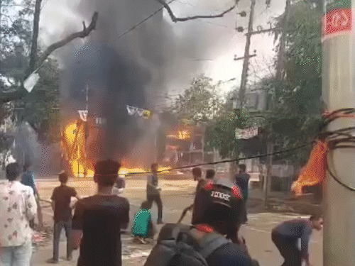 बांग्लादेश में हिंसा के बीच छत्तीसगढ़ के राकेश शर्मा (बदला हुआ नाम) सहित उनके कंपनी के 600 लोग फंसे हुए हैं। - Dainik Bhaskar