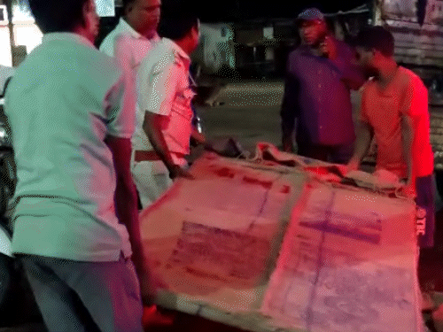 बस से सागौन लकड़ी से बना सामान उतारकर पिकअप में लोड किया गया।