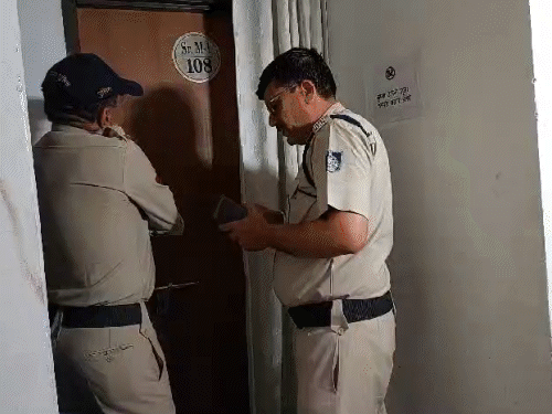 पुलिस ने मैनेजर का बयान दर्ज कर बदमाशों की तलाश शुरू कर दी है।