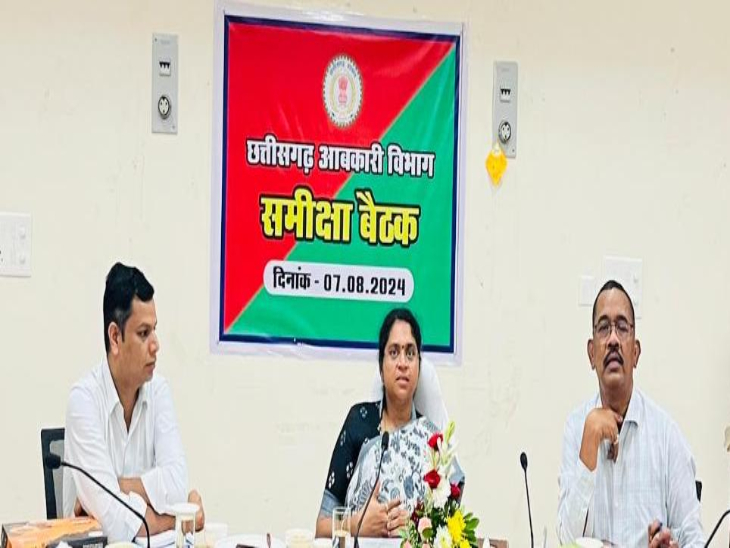 आबकारी विभाग की समीक्षा बैठक लेते आबकारी आयुक्त आर आर संगीता।