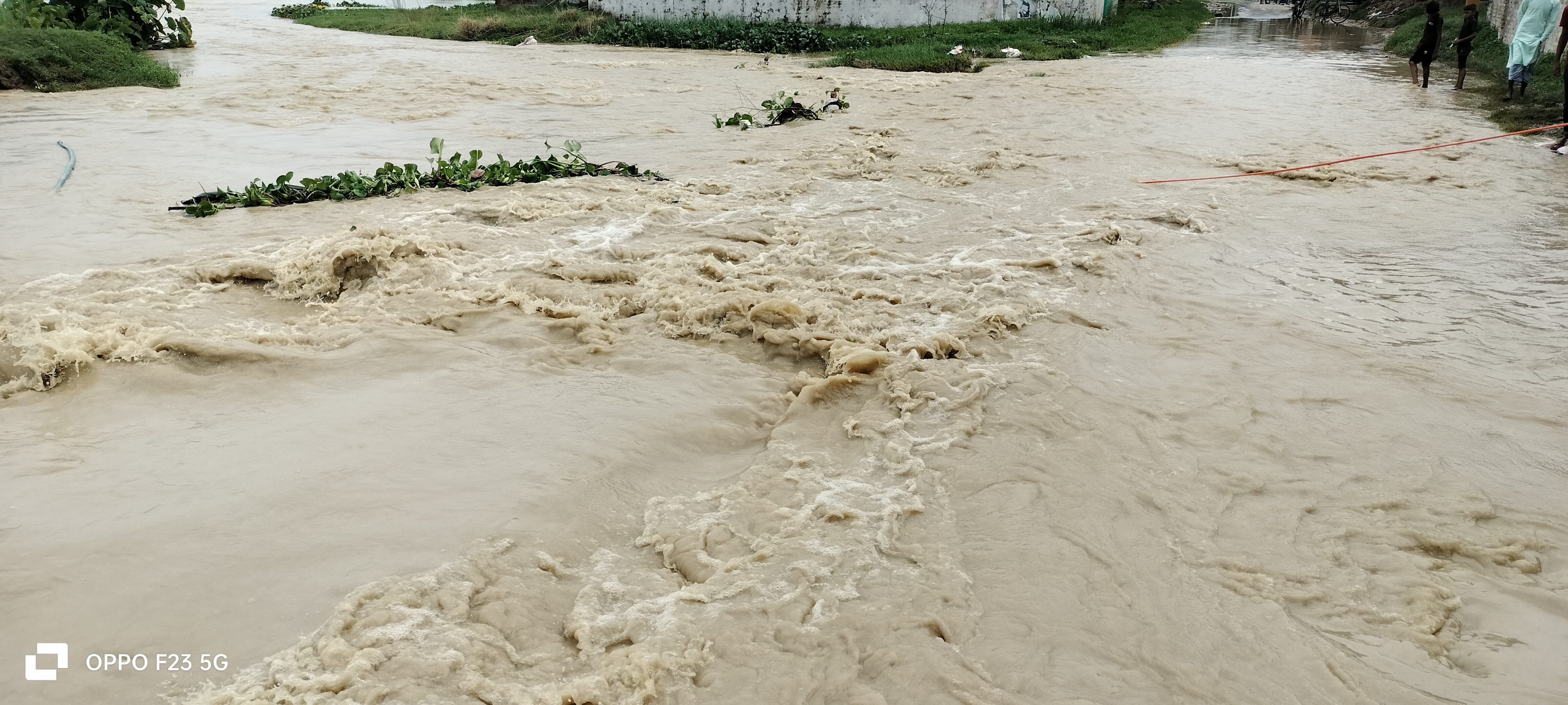 Harhi Water rose on Parwaha-Lalbandi road, more than 80 houses of Lahuria ...