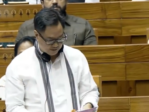अल्पसंख्यक मामलों के मंत्री किरेन रिजिजू ने लोकसभा में वक्फ संशोधन बिल 2024 पेश किया। - Dainik Bhaskar