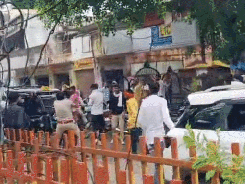 गोली चलते ही पुलिस ने सचिन गुर्जर नाम के शख्स को पकड़ लिया।