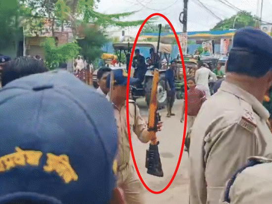 पुलिस ने आरोपी सचिन गुर्जर के पास से राइफल जब्त की है।