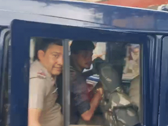 पुलिस सचिन को अपनी जीप में बैठाकर तुरंत थाने ले गई।