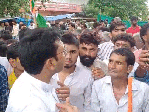 कांग्रेस के पूर्व जिलाध्यक्ष राघवेंद्र गुर्जर ने दावा किया हमला उन्हें टारगेट कर किया गया।