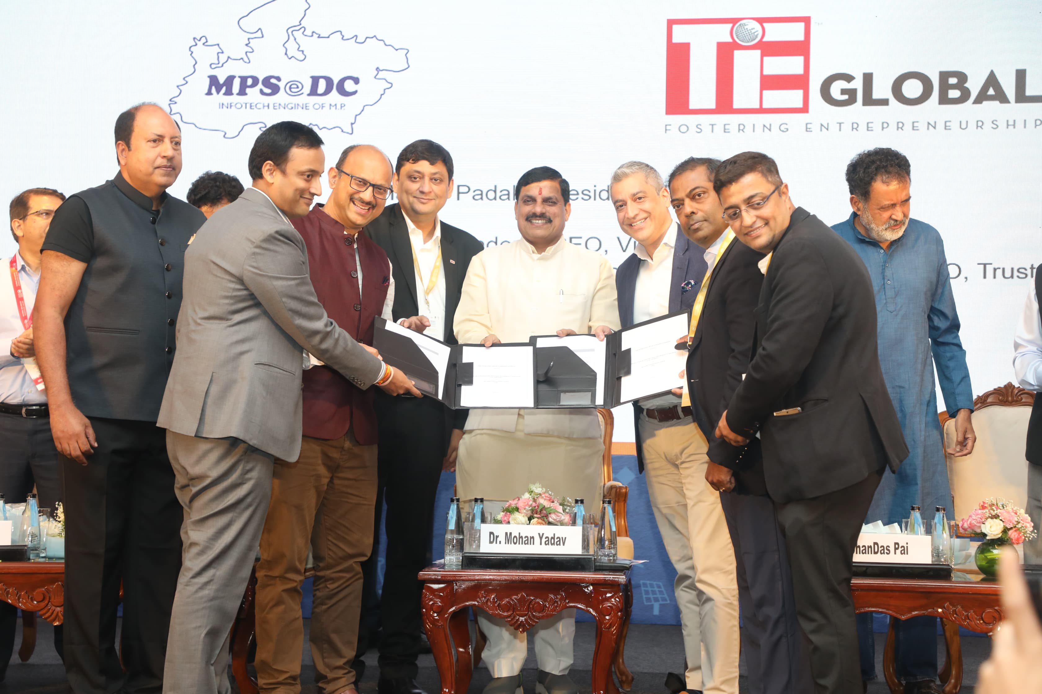 बेंगलुरू में सीएम मोहन की मौजूदगी में मध्य प्रदेश इंडस्ट्रियल डेवलपमेंट कॉरपोरेशन लिमिटेड और इंडिया इलेक्ट्रॉनिक्स सेमीकंडक्टर एसोसिएशन(IESA) के बीच एमओयू पर हस्ताक्षर किए गए।