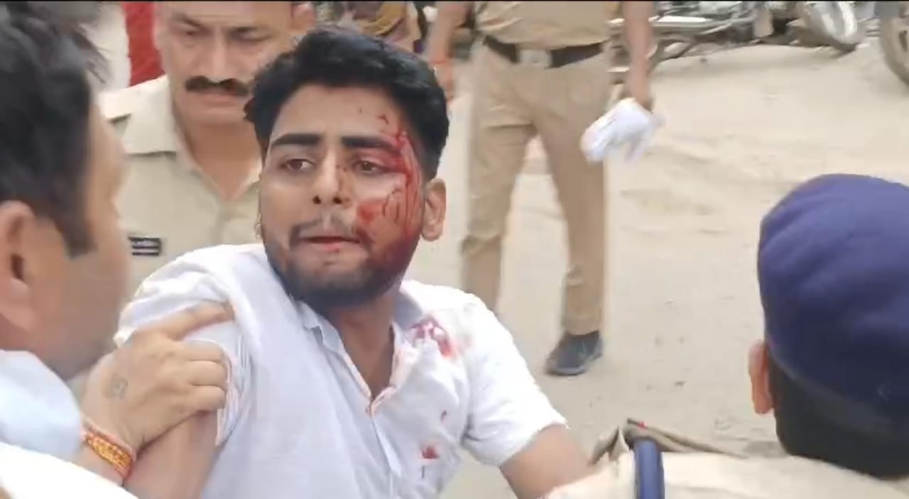 पुलिस जिस सचिन को पकड़कर ले गई, उसे पूर्व जिला अध्यक्ष अपना भाई बता रहे हैं।