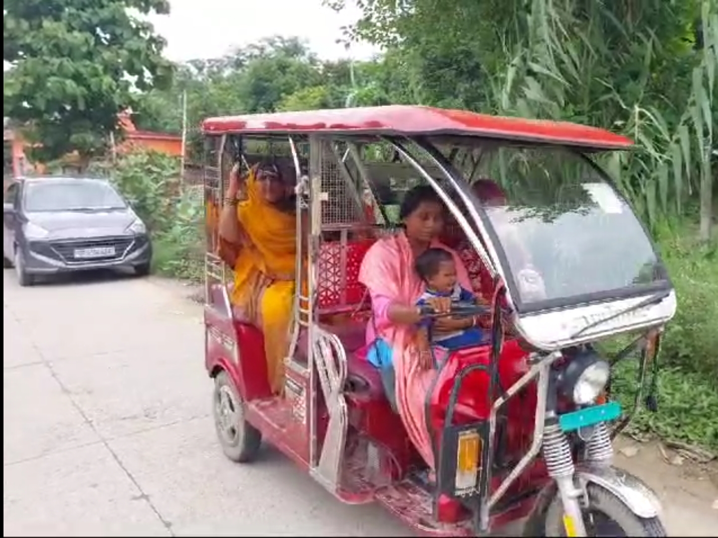 When her husband became disabled, the wife took up e-rickshaw | पति के  दिव्यांग होने पर पत्नी ने थामा ई-रिक्शा: गोद में बेटी को बैठाकर चलाती है  गाड़ी, घर के खर्च के