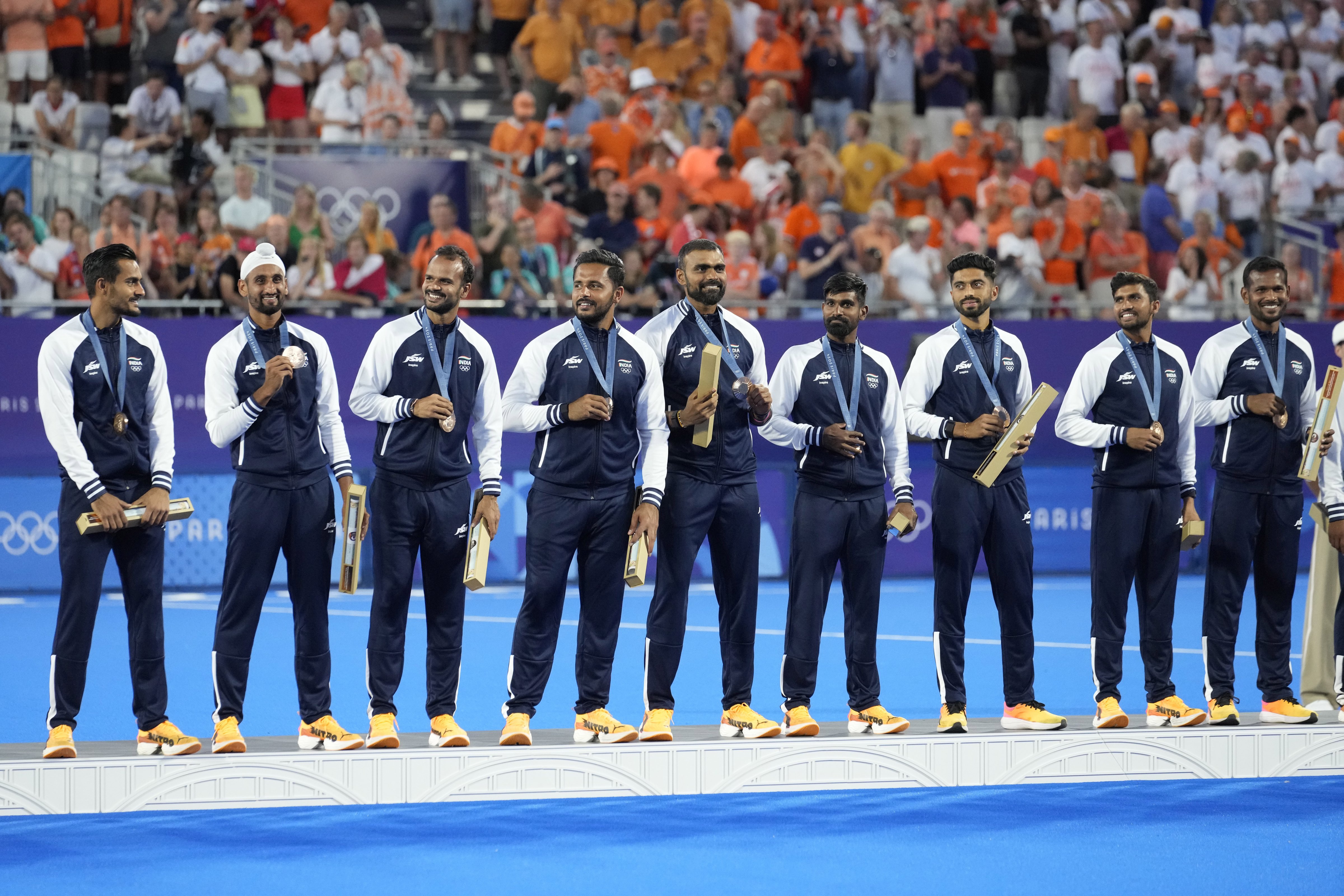 कांस्य पदक के साथ भारतीय हॉकी टीम.