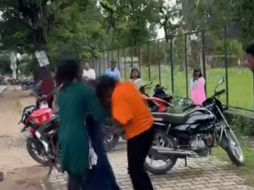 युवती के साथ दो लड़कियों ने की छुड़ाने की कोशिश