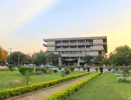 यूनिवर्सिटी की स्थापना 1882 में लाहौर में हुई थी।