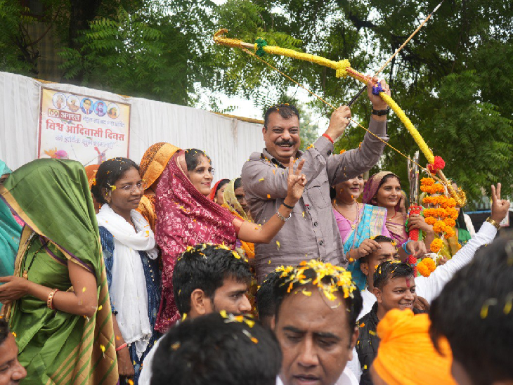 धार जिले के टांड़ा में आदिवासी दिवस के मौके पर नेता प्रतिपक्ष उमंग सिंघार के नेतृत्व में रैली निकाली गई।