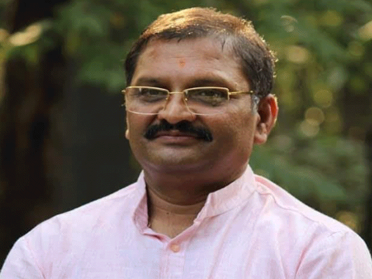 छत्तीसगढ़ के मोहला-मानपुर- अंबागढ़, चौकी जिले में पुलिस ने नक्सलियों के 5 एजेंट्स को पकड़ा है। इस पर संतोष पांडेय और भूपेश बघेल के बीच बयानबाजी भी हुई। - Dainik Bhaskar