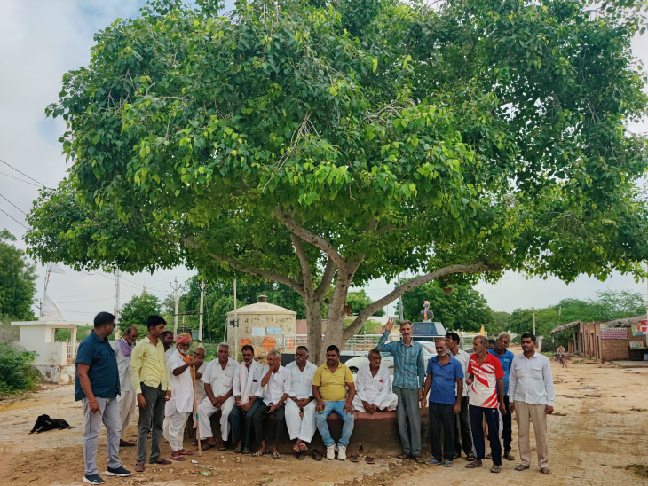 दैनिक भास्कर की टीम जब ढिंगसारी गांव पहुंची तो कुछ ग्रामीण गांव के मुख्य चौराहे पर बैठकर अपनी बेटियों के स्वागत की योजना बना रहे थे।