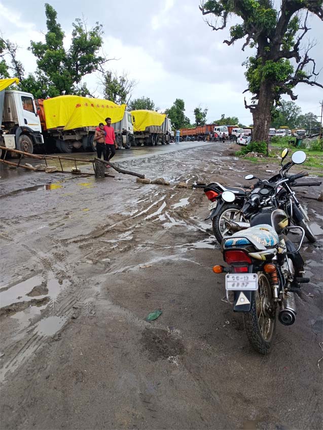 कुछ समय पहले धरमजयगढ़ रोड पर हादसा हुआ था।