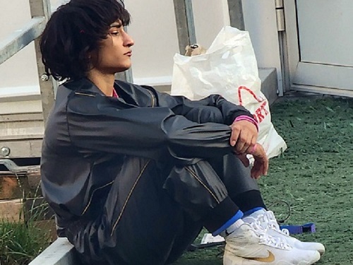 ओलिंपिक फाइनल से पहले अयोग्य करार दिए जाने पर विनेश फोगाट इस तरह से मायूस जमीन पर बैठी नजर आईं।