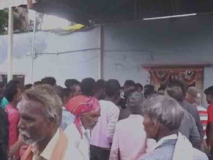 कंकाल मिलने के बाद बड़ी संख्या में शनिवार को ग्रामीण थाने पहुंचे और नारेबाजी करने लगे।