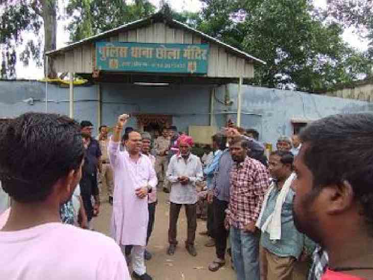 छोला मंदिर थाने के बाहर नारेबाजी करते ग्रामीण।