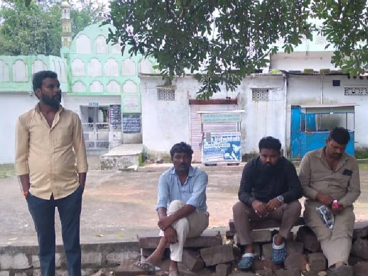 बॉडी के इंतजार में मर्चुरी परिसर में बैठे परिजन।