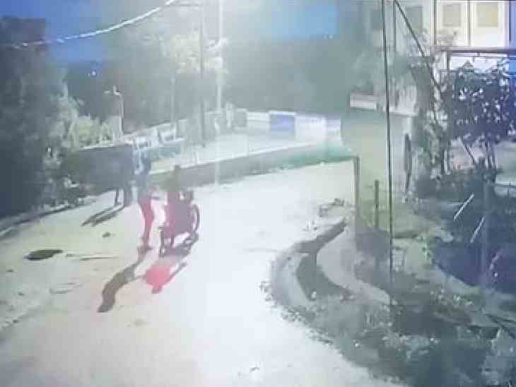 28 जुलाई की रात को सूरज सिंह रायकवार एक बाइक सवार के साथ जाते हुए दिखाई दिए।