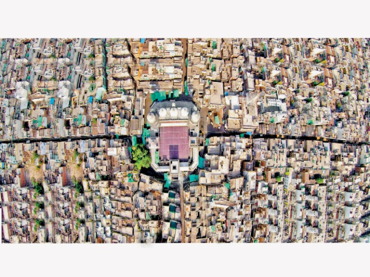 The biggest square in the middle of the city and the roads intersecting ...