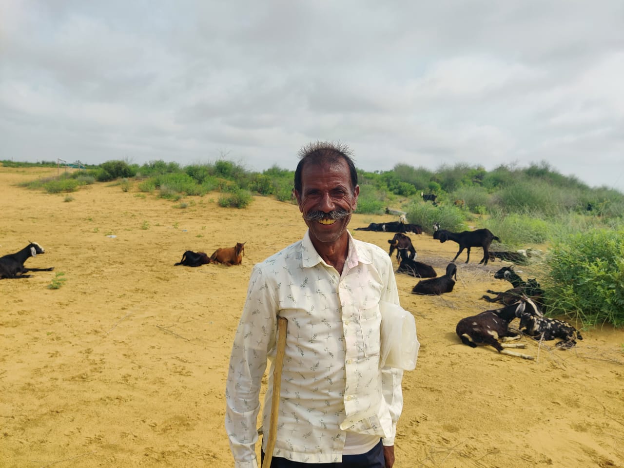ये हैं टीम की कप्तान संजू कंवर राजवी के बड़े पिता उत्तम सिंह। उन्होंने बचपन से ही संजू का ख्याल रखा है. वे बकरियां पालकर अपना घर चलाते हैं।