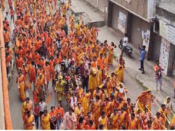 हजारों की संख्या में कांवड़ लिए चल रहे लोग