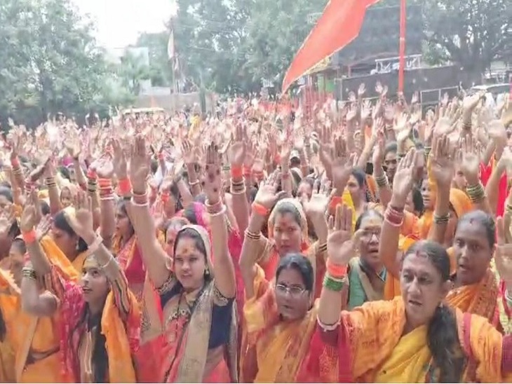 बड़ी संख्या में मौजूद रहीं महिला भक्त