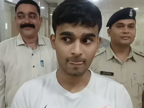 अंकित अपने साथियों के साथ मिलकर ठगी करता था। उनकी भी पुलिस तलाश कर रही है। - Dainik Bhaskar