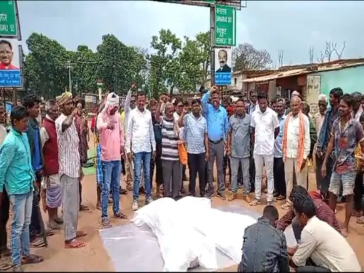 सामरी में सड़क पर शव रखकर किया गया प्रदर्शन।
