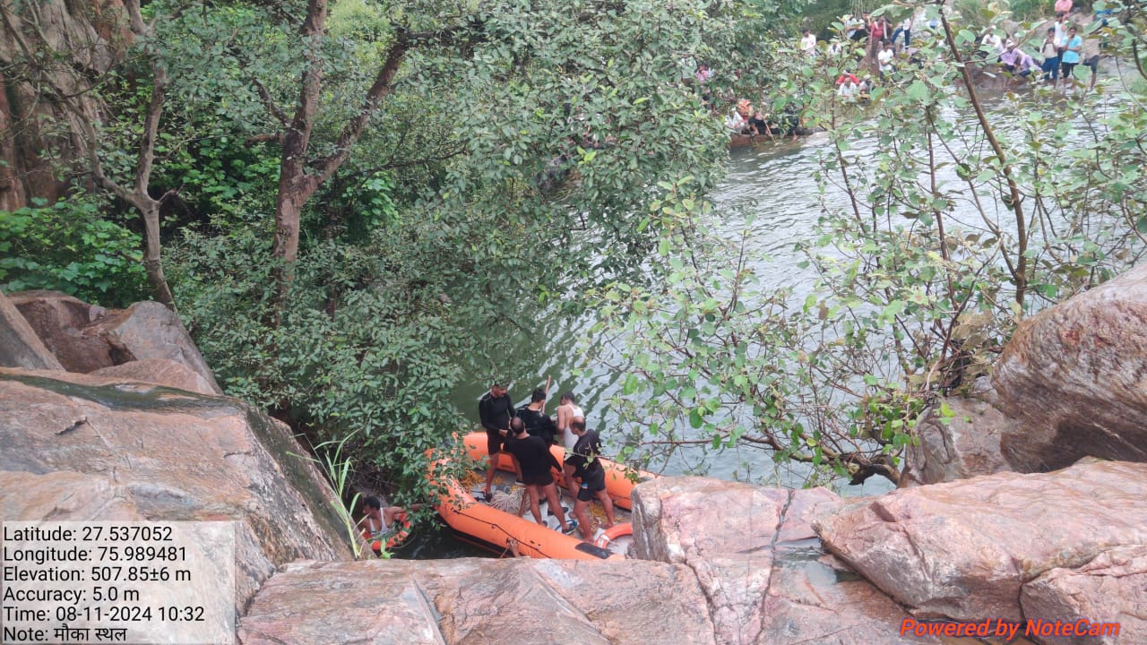 A young man drowned in the pond below the waterfall | दोस्तों के घूमने ...