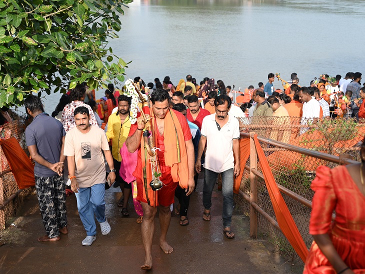 शिवनाथ नदी तट से जल लेकर निकले देव बलोदा के लिए