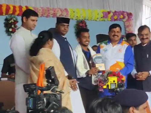 तिरंगा यात्रा में सीएम डॉ. मोहन यादव ने ओलिंपियन विवेक सागर और अर्जुन अवॉर्डी ऐश्वर्य प्रताप सिंह का स्वागत कर सम्मान किया।