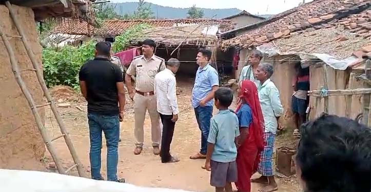 घटना स्थल पर मामले की जांच करते पुलिसकर्मी।
