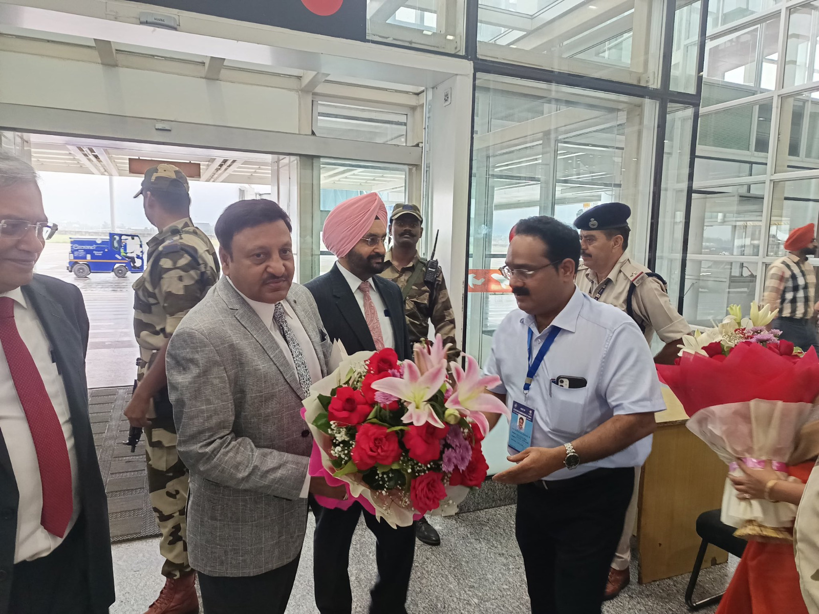 चीफ इलेक्शन ऑफिसर राजीव कुमार का स्वागत करते हरियाणा के मुख्य निर्वाचन अधिकारी पंकज अग्रवाल।