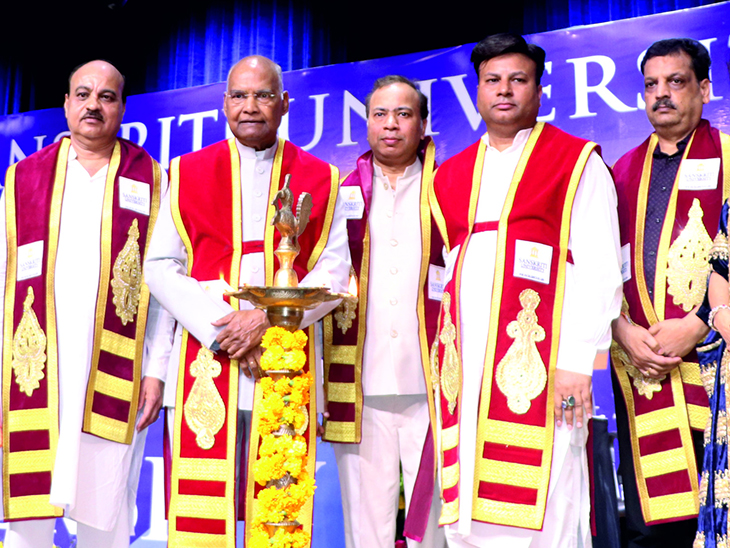 संस्कृत विधि के कुलाधिपति डॉ. सचिन गुप्ता ने पूर्व राष्ट्रपति श्री रामनाथ कोविंद का आभार व्यक्त करते हुए।
