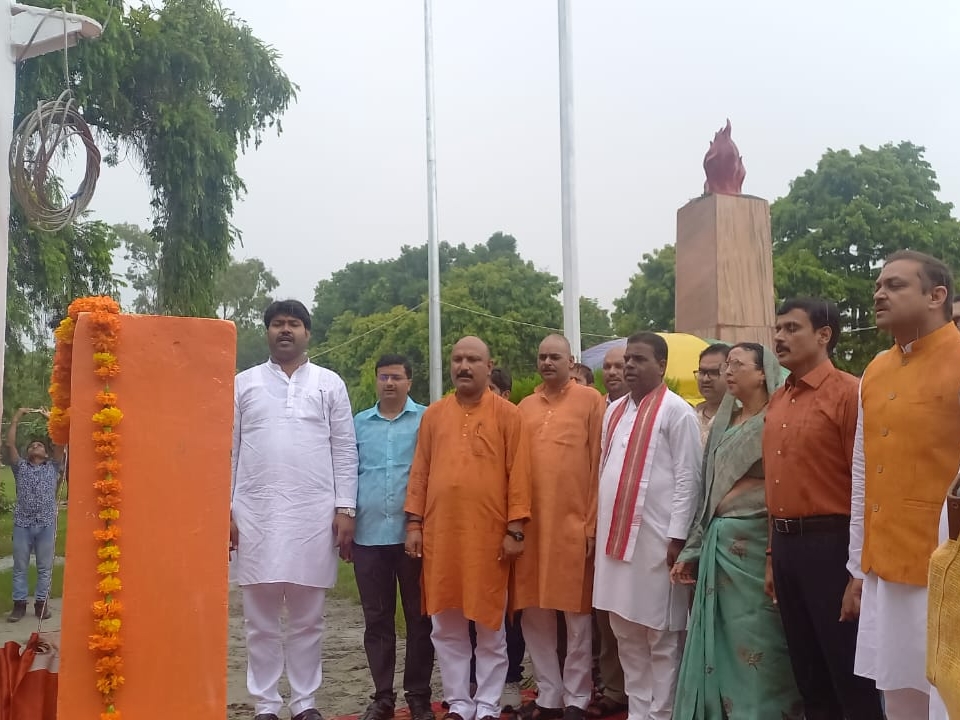 150 feet high tricolor hoisted in Hardoi | हरदोई में फहराया गया 150 फिट  ऊंचा तिरंगा: MLC निधि से शहीद उद्यान में हुआ निर्माण, जिले का सबसे ऊंचा  तिरंगा बना - Hardoi News ...